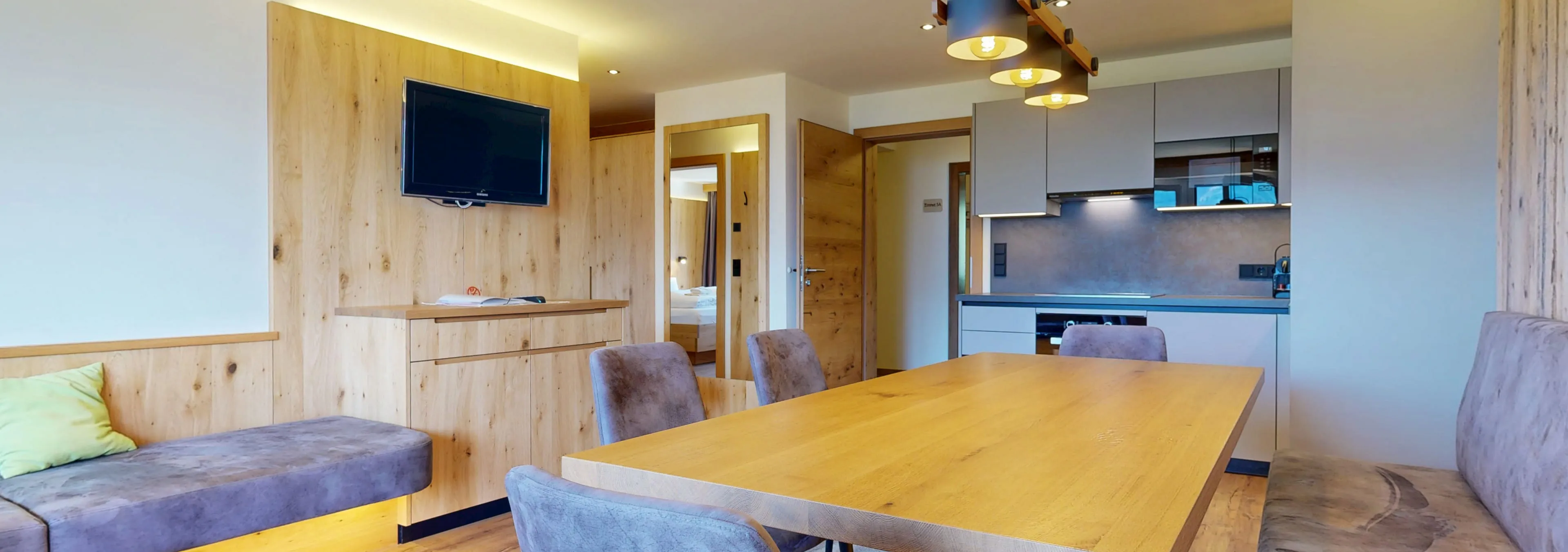 Modernes Innenraumdesign mit Holzmöbeln und Küchenecke