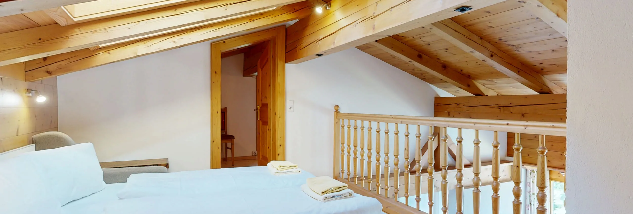 Gemütliches Chalet mit Holzdecke und Zugang zur Galerie