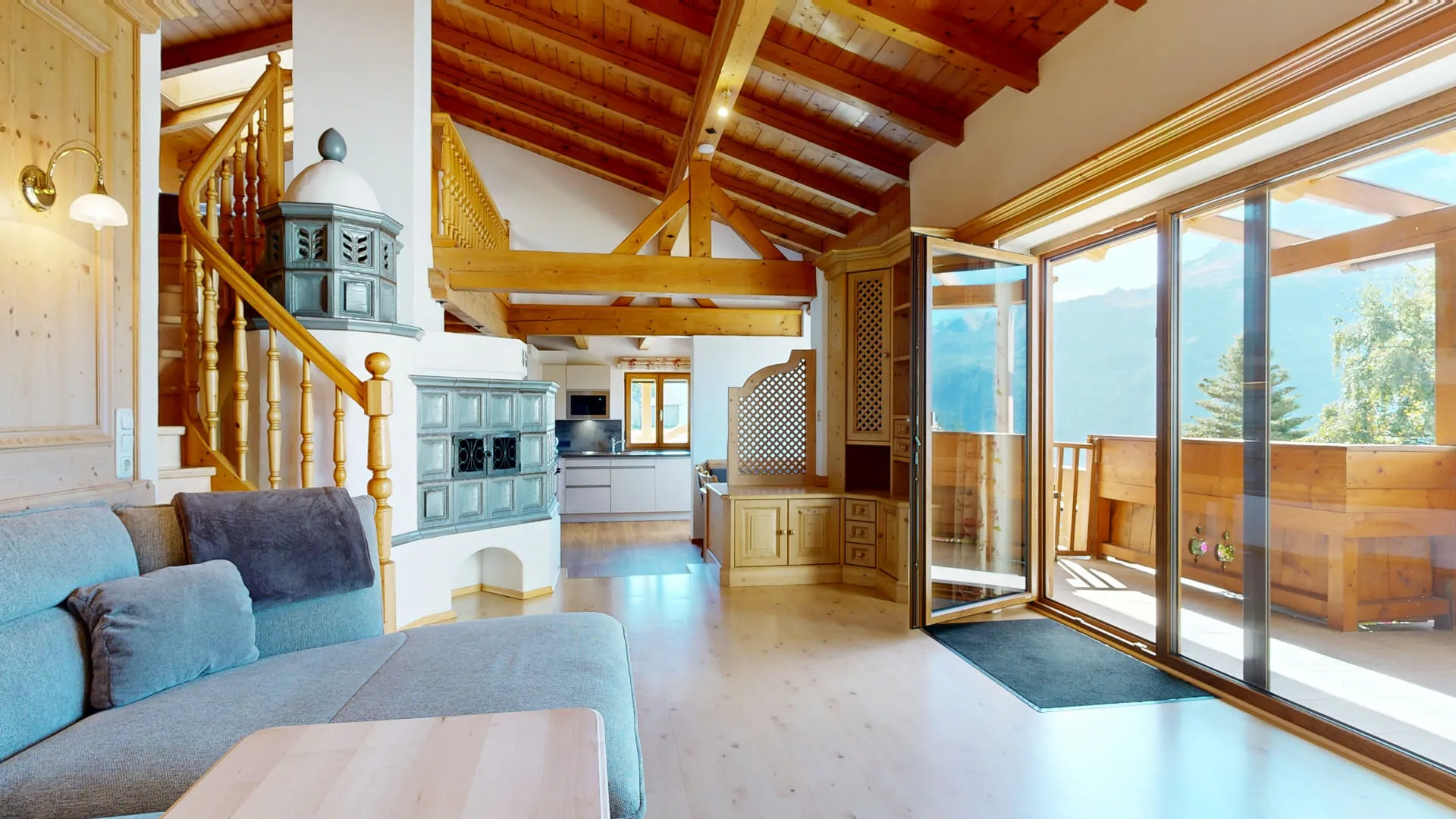 Moderne Chalet-Innenansicht mit Holzpaneelen und Panoramafenstern.